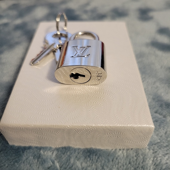 Louis Vuitton Silver Padlock with Keys - Picture 4 of 11